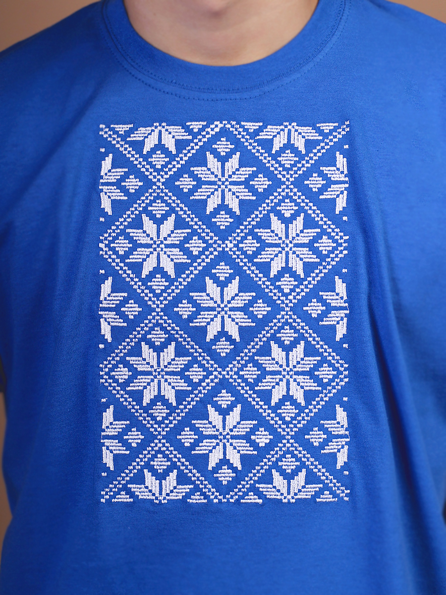 Мужская футболка васильковая с белой вышивкой "Васьмiрог" 