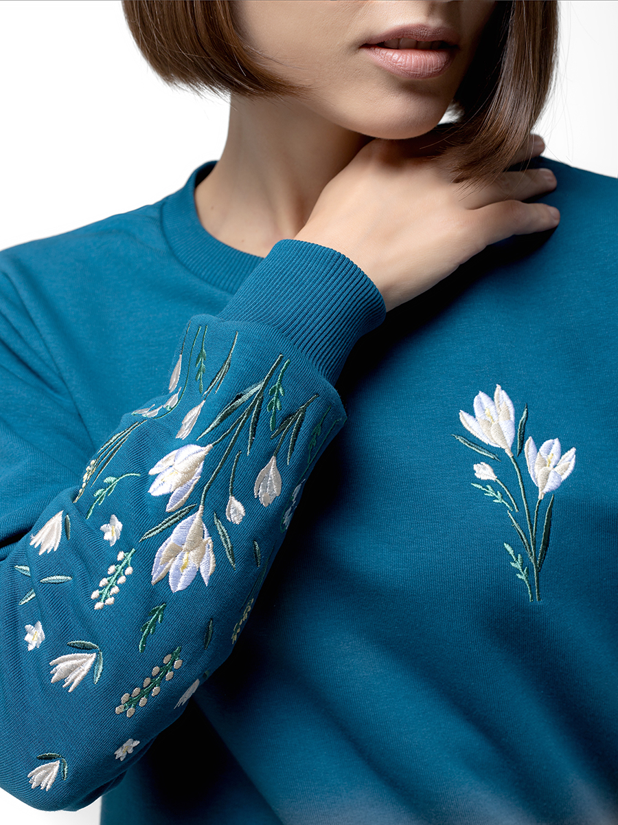 Женский свитшот цвета морской волны прямого кроя с вышивкой "Крокусы"