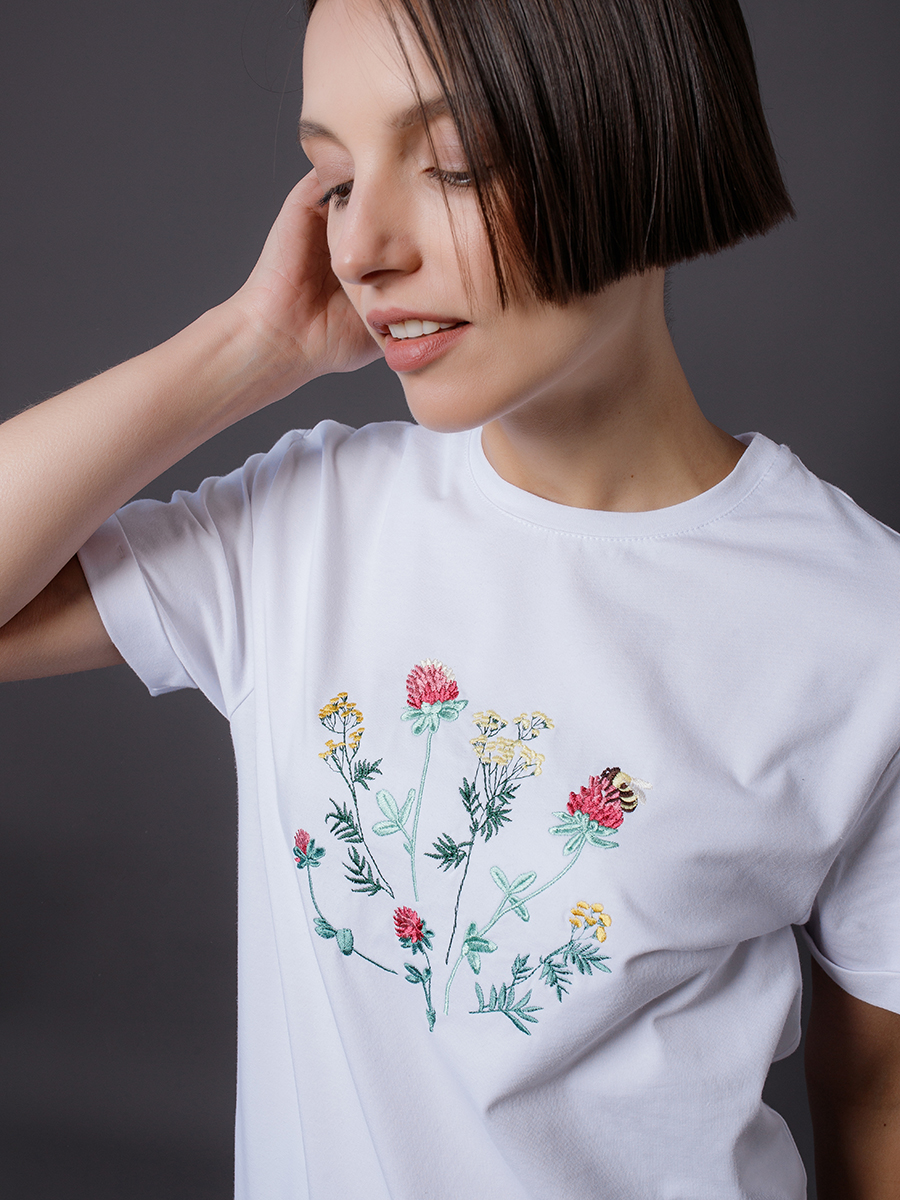 Женская футболка белая оверсайз с вышивкой "Клевер"