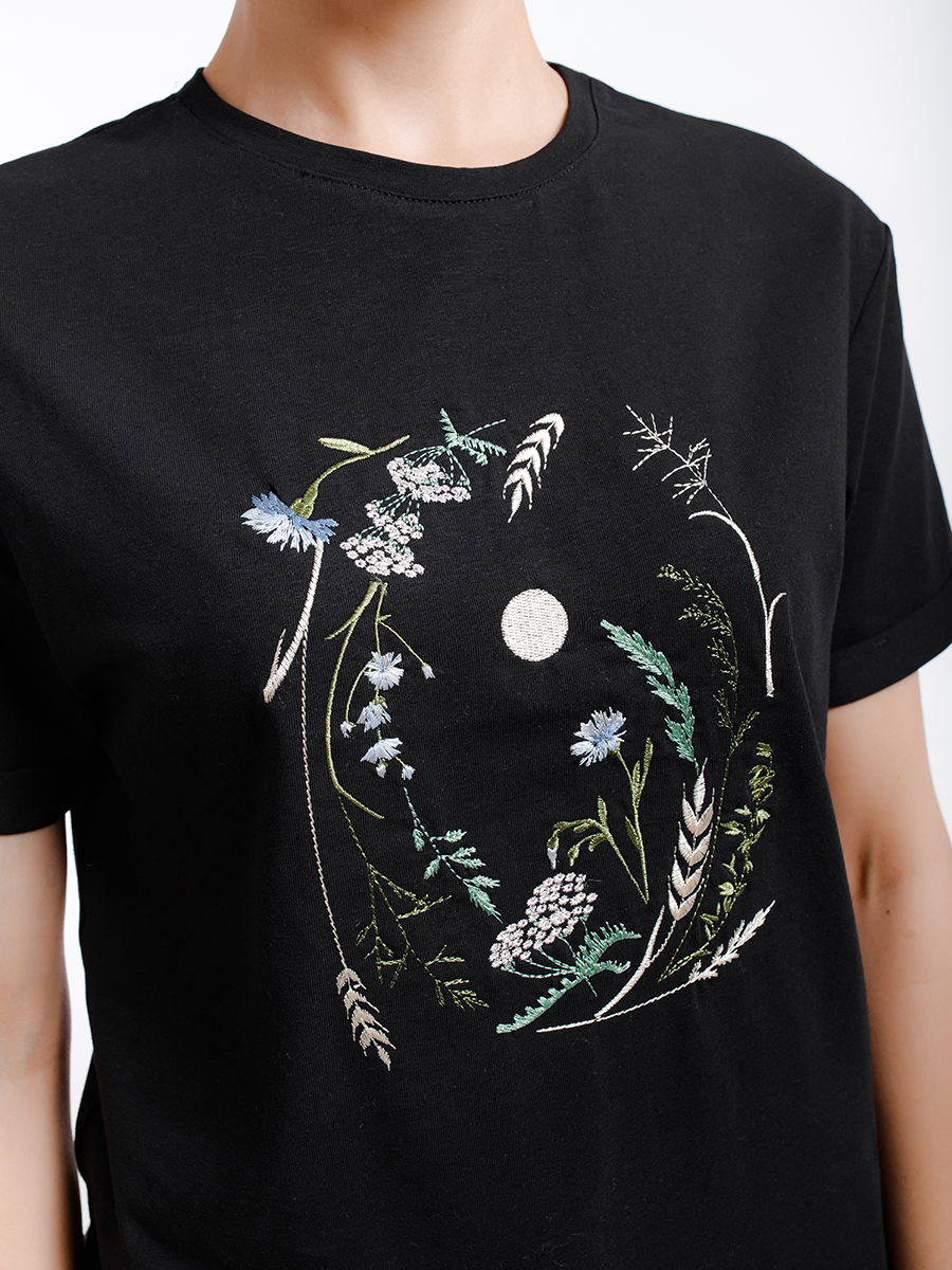 Женская футболка черная оверсайз с вышивкой "Вальс цветов"