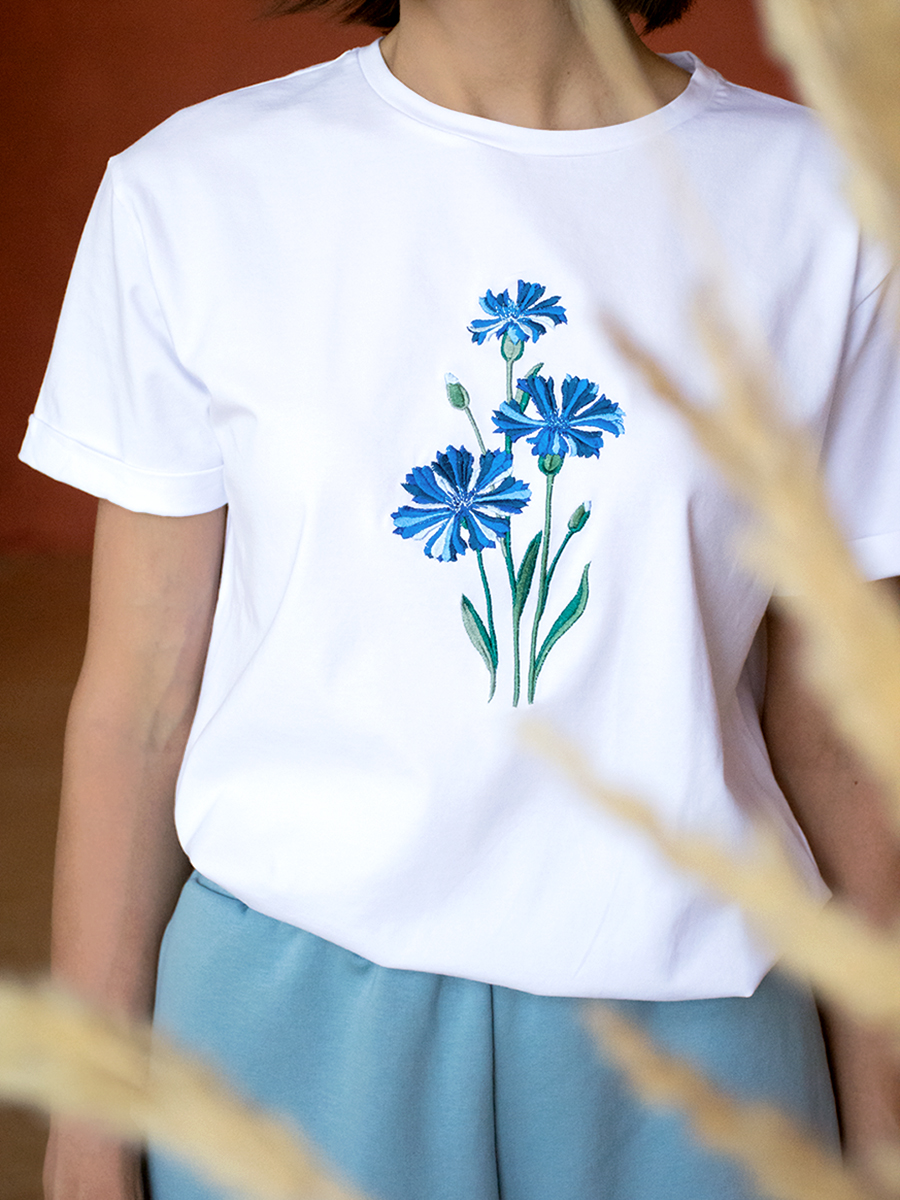 Женская белая футболка оверсайз с вышивкой "Василек"