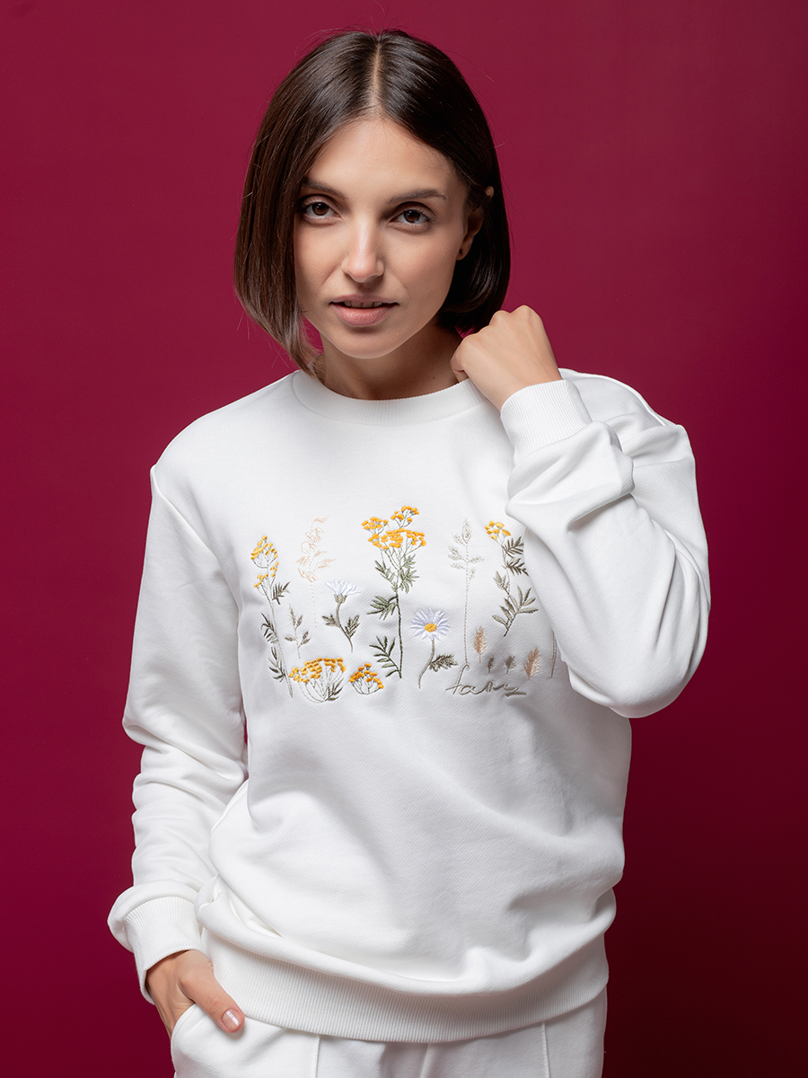 Женский свитшот молочный прямого кроя с вышивкой "Солнечное настроение"