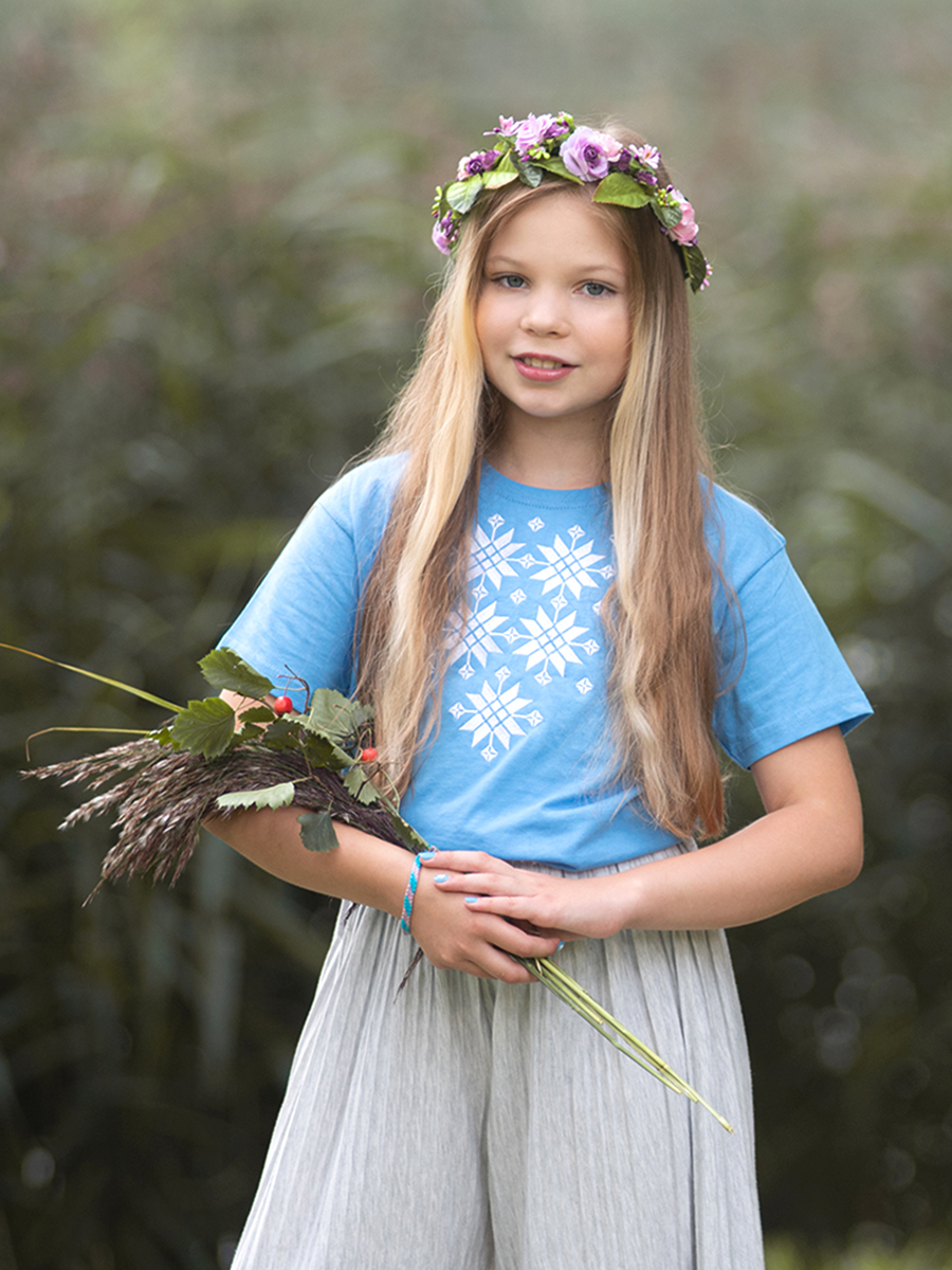 Детская футболка азур с белой вышивкой "Жыццё" 