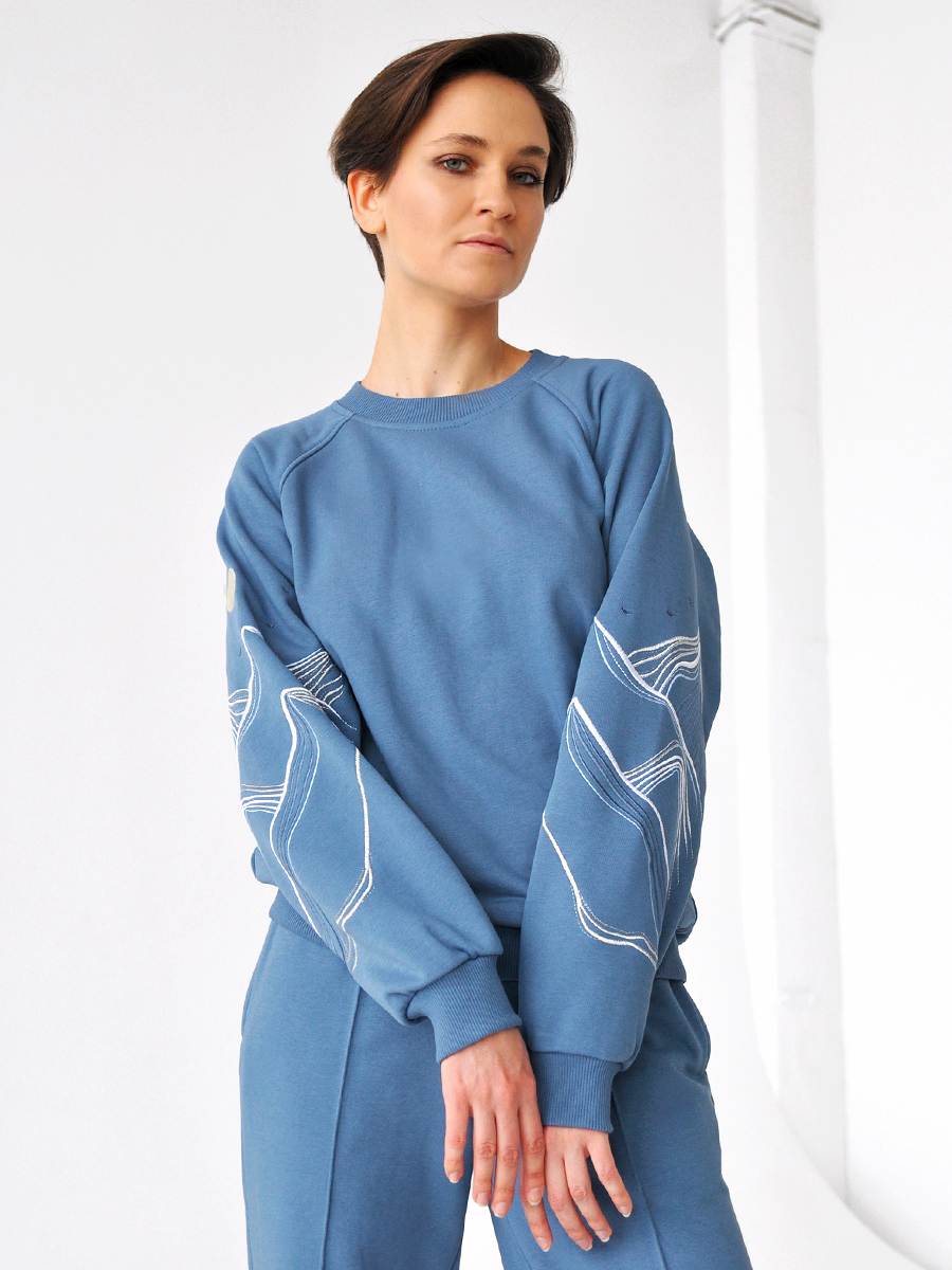 Женский свитшот реглан джинсового цвета с вышивкой "Горы"