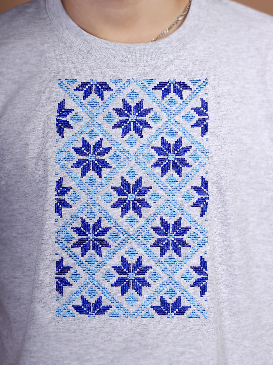 Мужская футболка серая с синей вышивкой "Васьмiрог" 