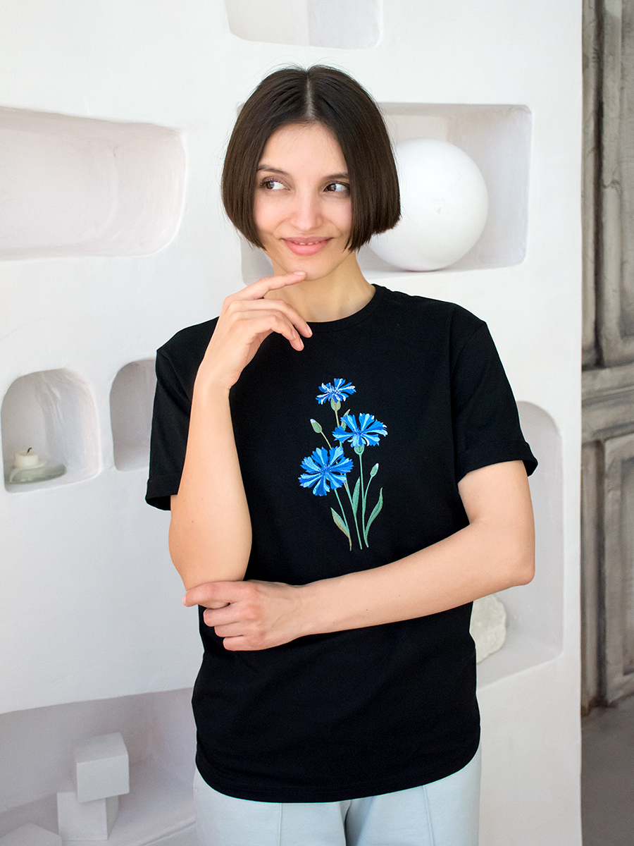 Женская черная футболка оверсайз с вышивкой "Василек"