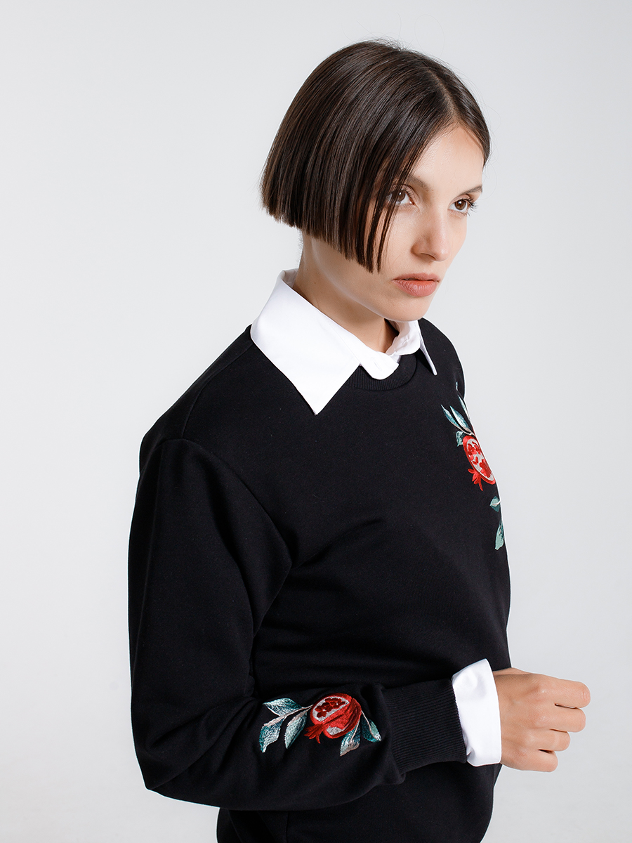 Женский свитшот черный прямого кроя с вышивкой "Гранат"