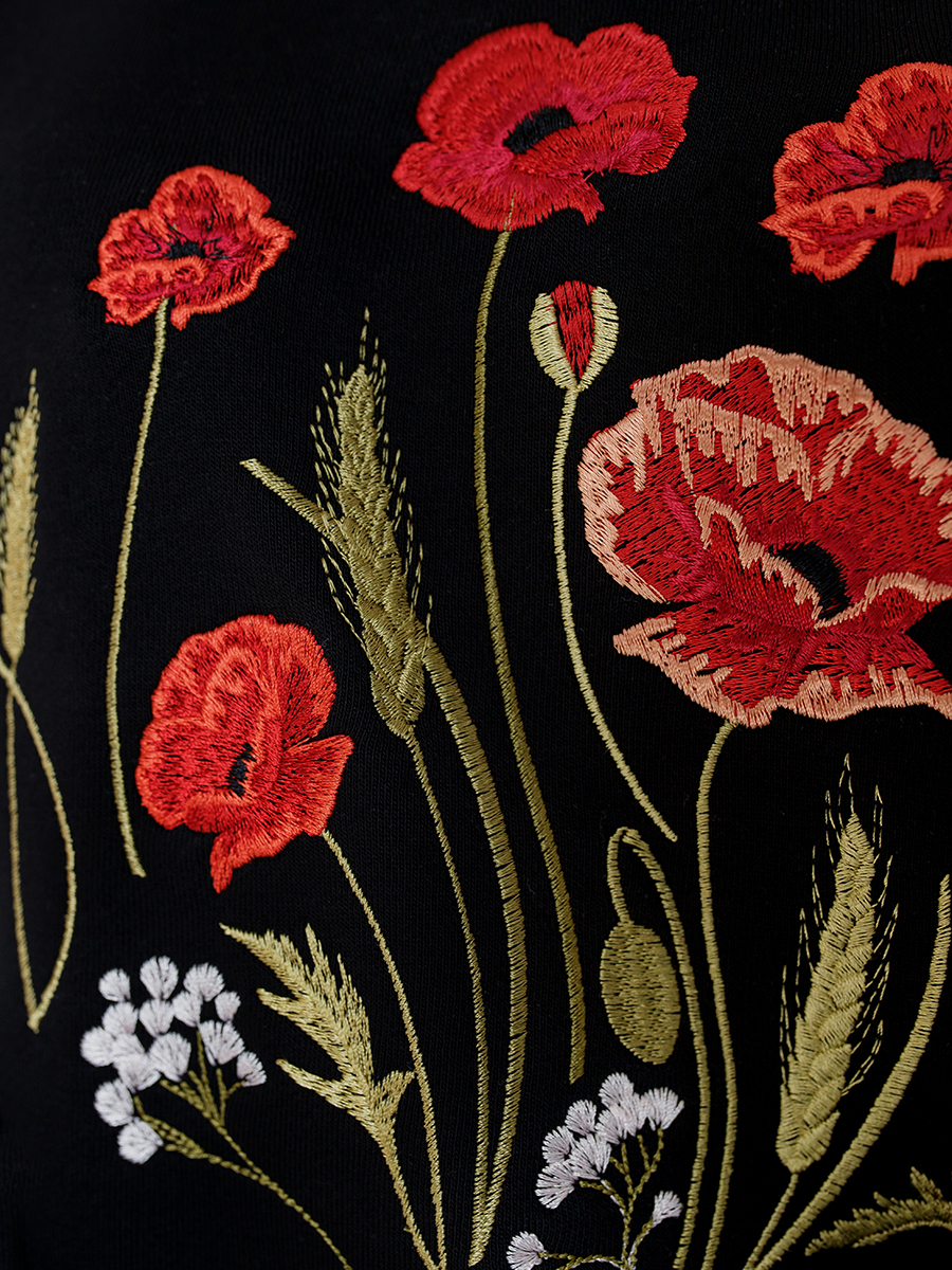 Женский свитшот реглан черного цвета с вышивкой "Маков цвет"