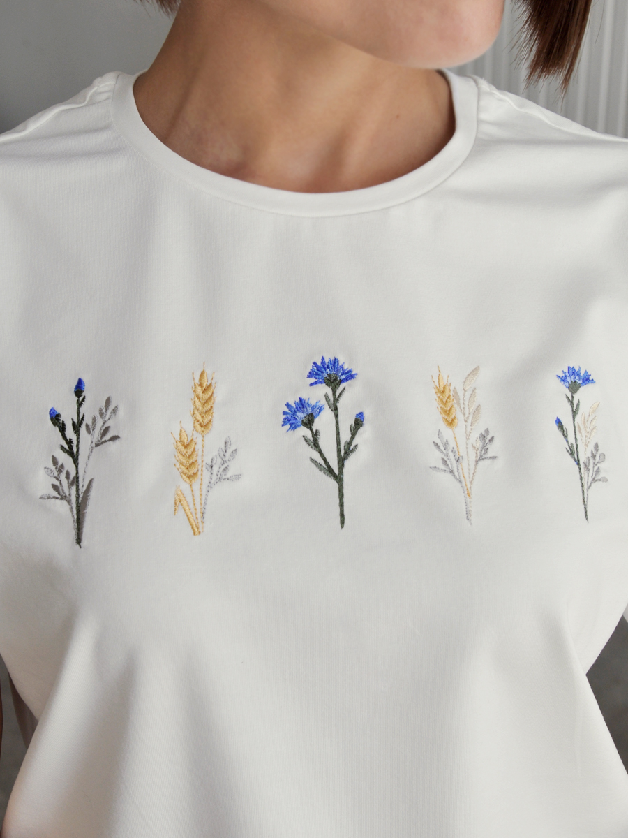 Женская молочная футболка оверсайз с вышивкой "Шёпот полей"