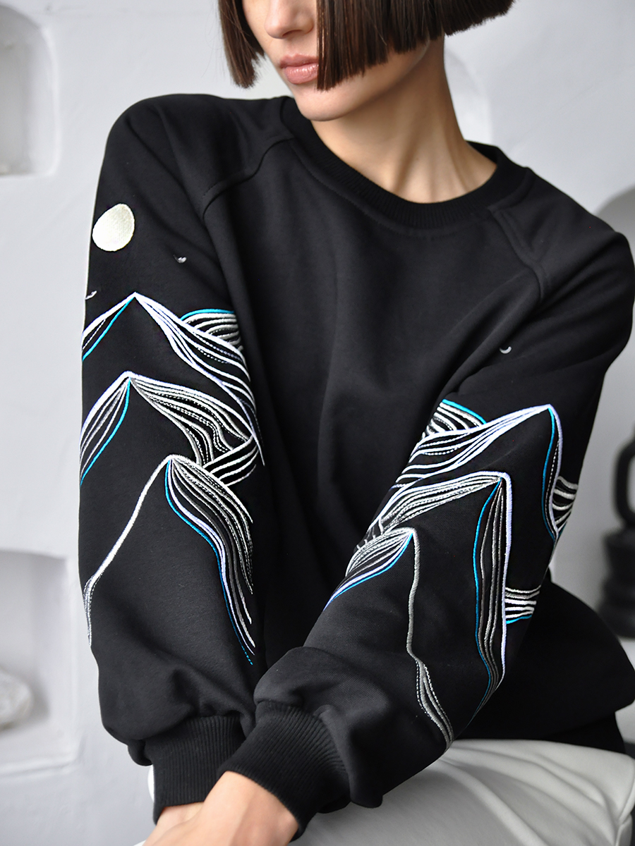 Женский свитшот реглан черный с вышивкой "Горы"