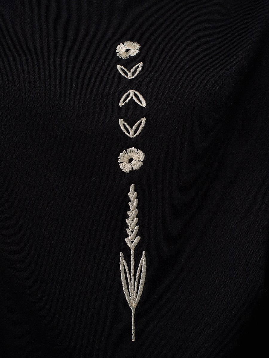 Женский свитшот реглан черного цвета с вышивкой "Васильковые грёзы"