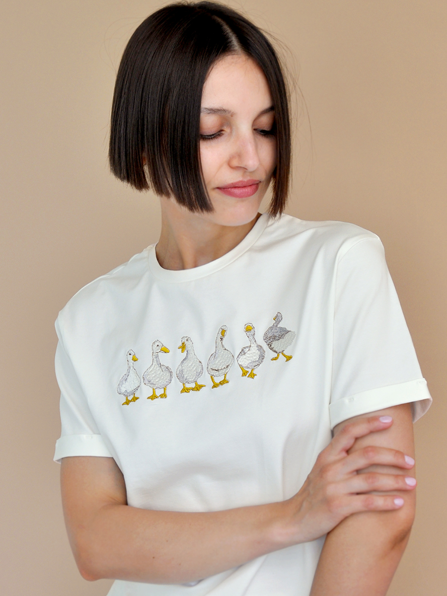 Женская молочная футболка оверсайз с вышивкой "Гуси"