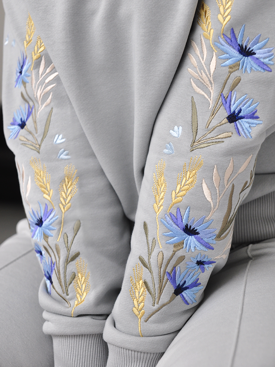 Женский свитшот светло-серый с вышивкой "Валошкі ў каласах"