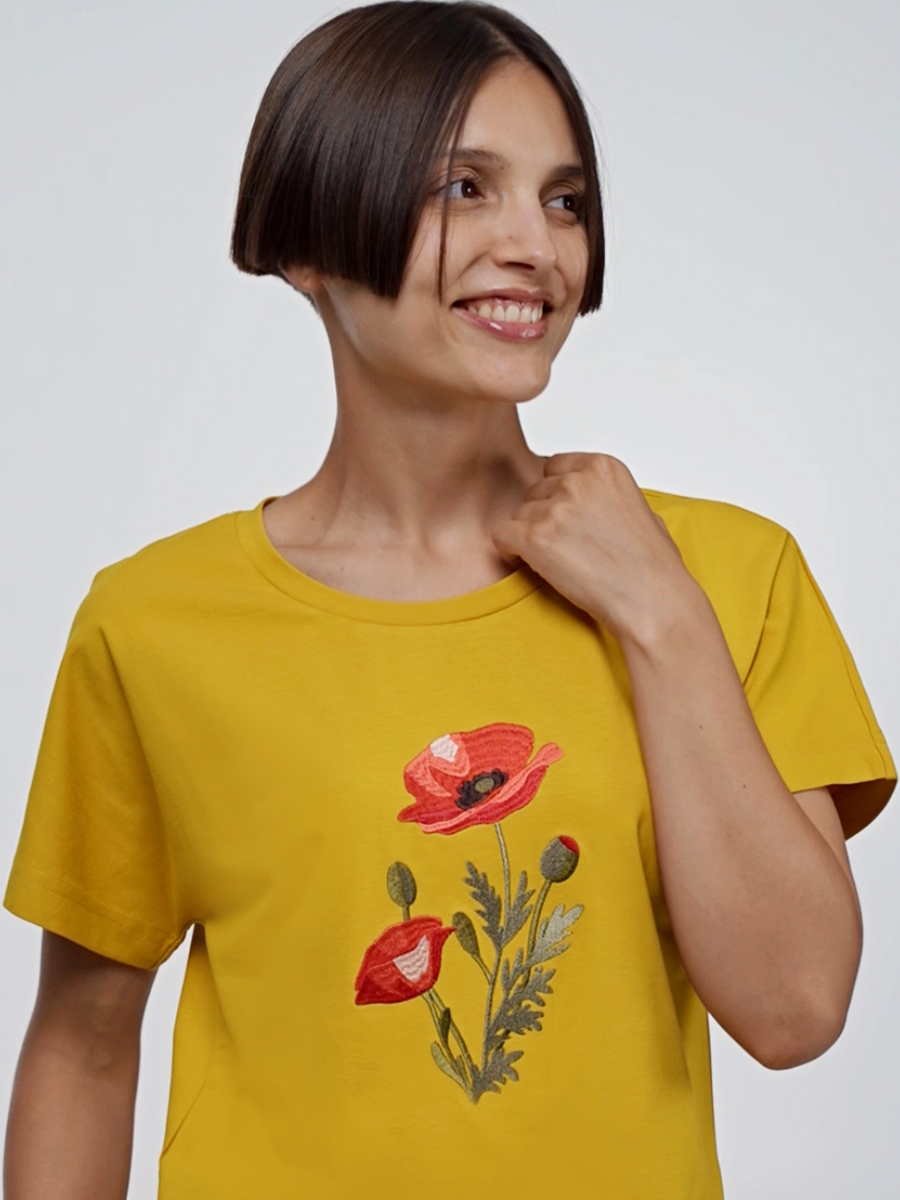 Женская горчичная футболка со спущенным плечом с вышивкой "Маки"
