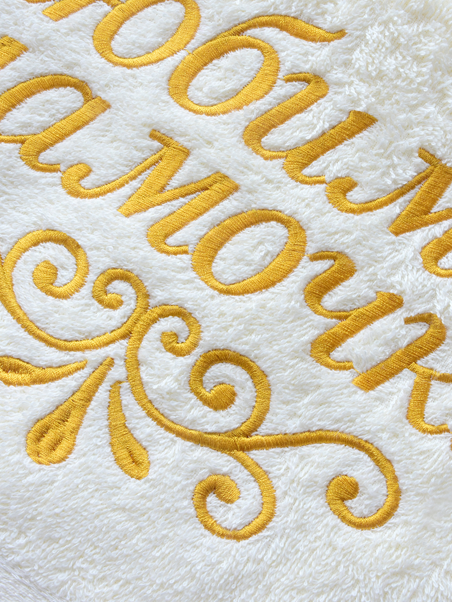 Полотенце молочное 70х140 см с вышивкой "Любимая мамочка"  (под заказ)