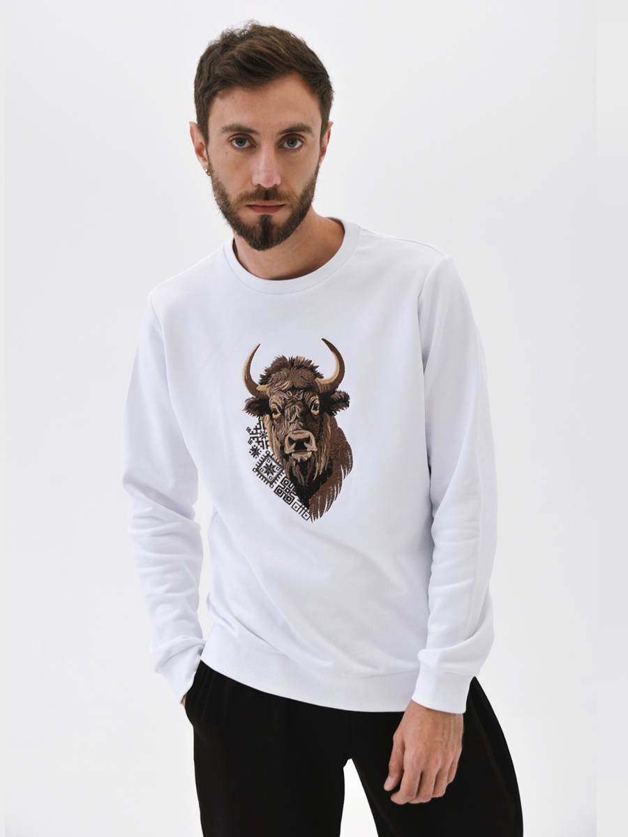 Свитшот мужской белый с вышивкой "Бизон"