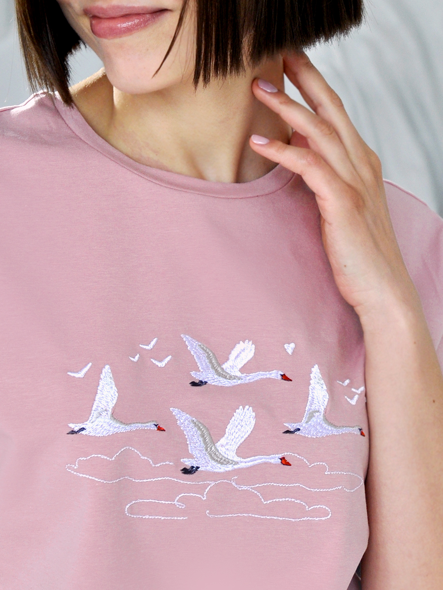 Женская футболка цвета пыльная роза оверсайз с вышивкой "Лебеди"