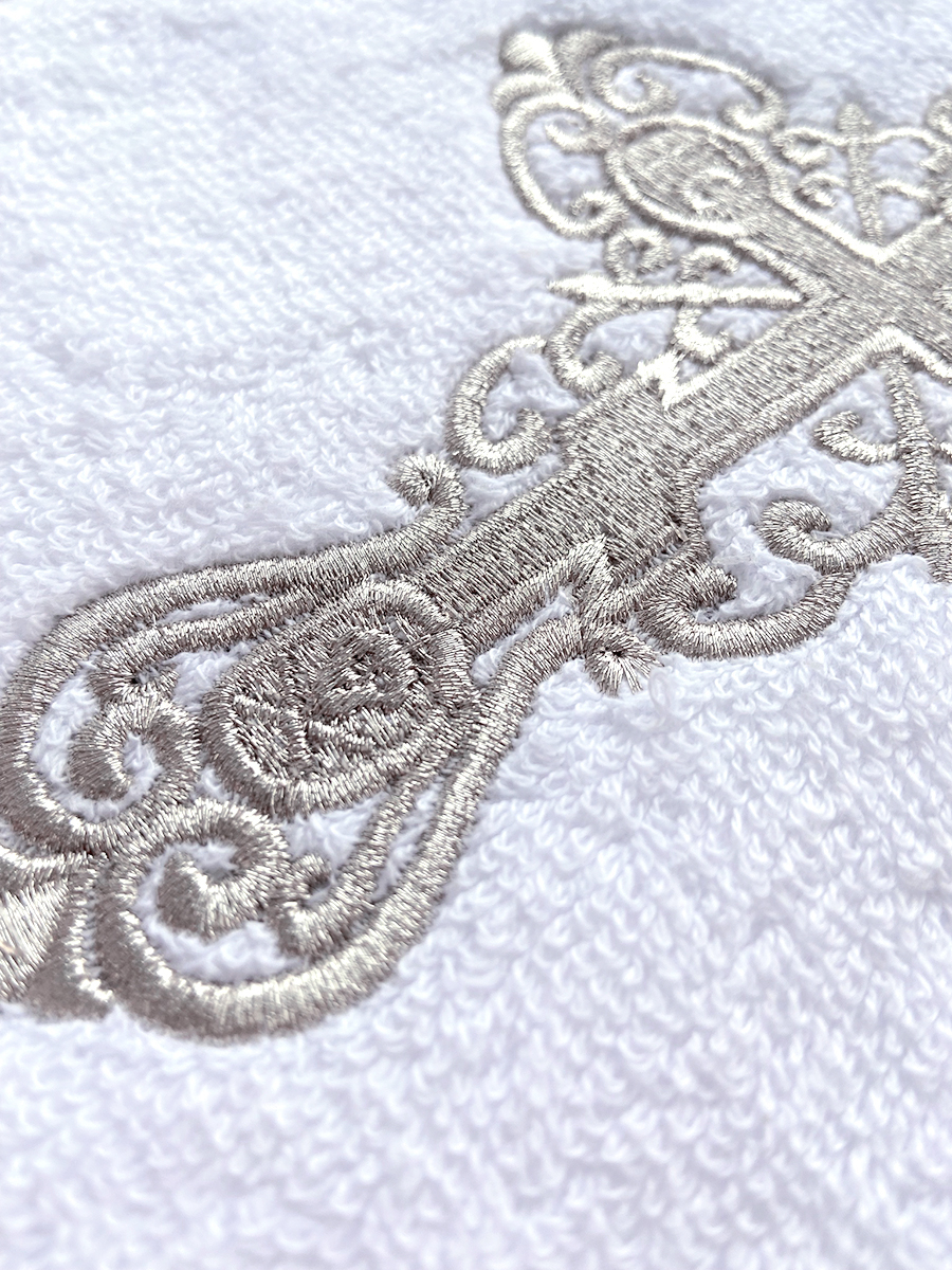 Белое полотенце с вышивкой "Спаси и сохрани"