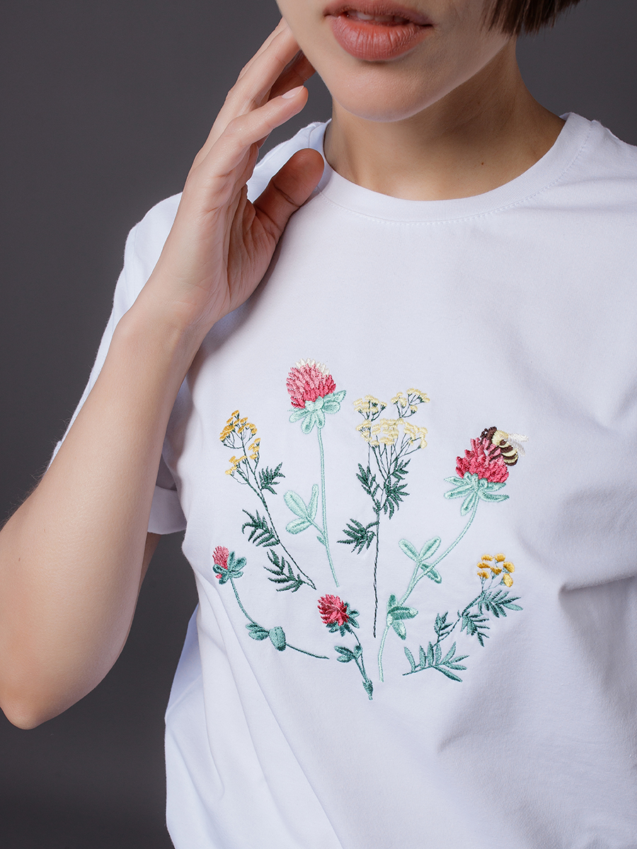 Женская футболка белая оверсайз с вышивкой "Клевер"