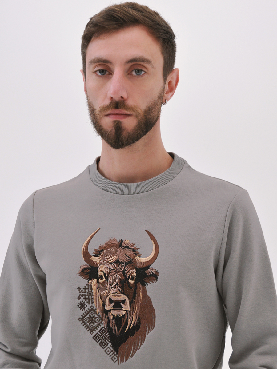 Свитшот мужской серо-бежевый с вышивкой "Бизон"