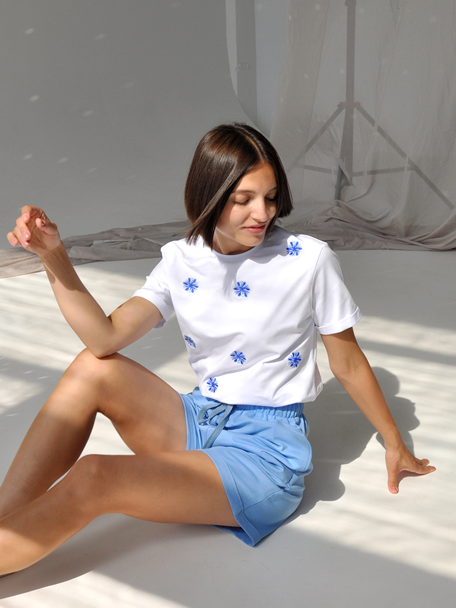 Женская белая футболка оверсайз с вышивкой "Василёчки"