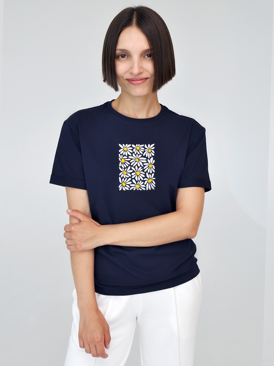 Женская темно-синяя футболка оверсайз с вышивкой "Поле ромашек"