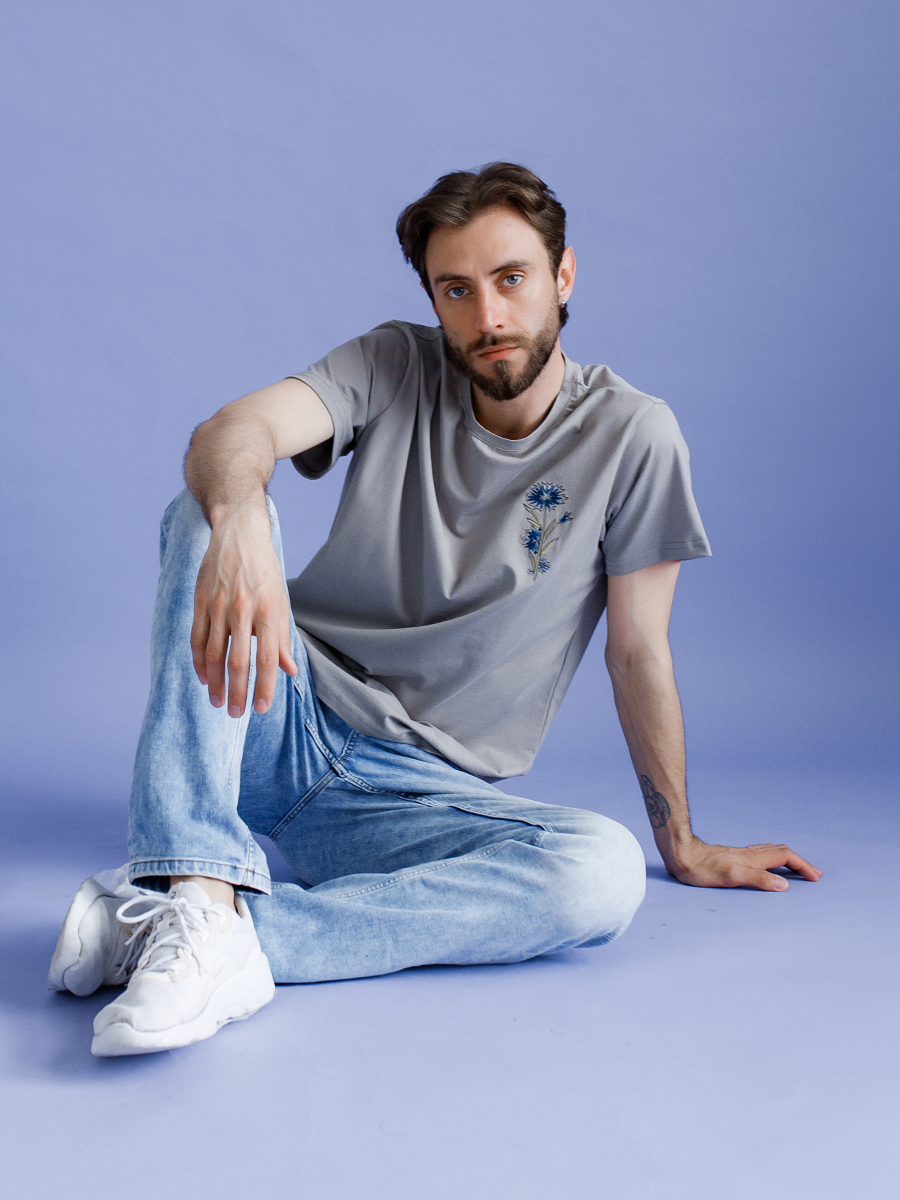 Серо-бежевая футболка мужская с вышивкой "Василек"