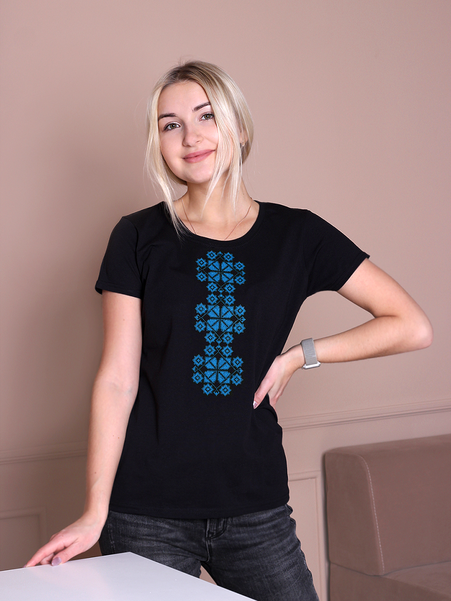 Женская футболка черная с синей вышивкой "Каляды" 