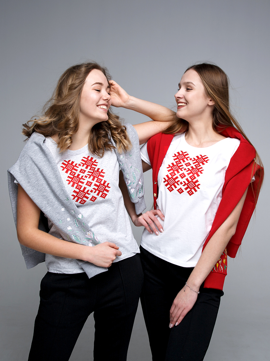 Женская футболка белая с красной вышивкой "Ярыла"