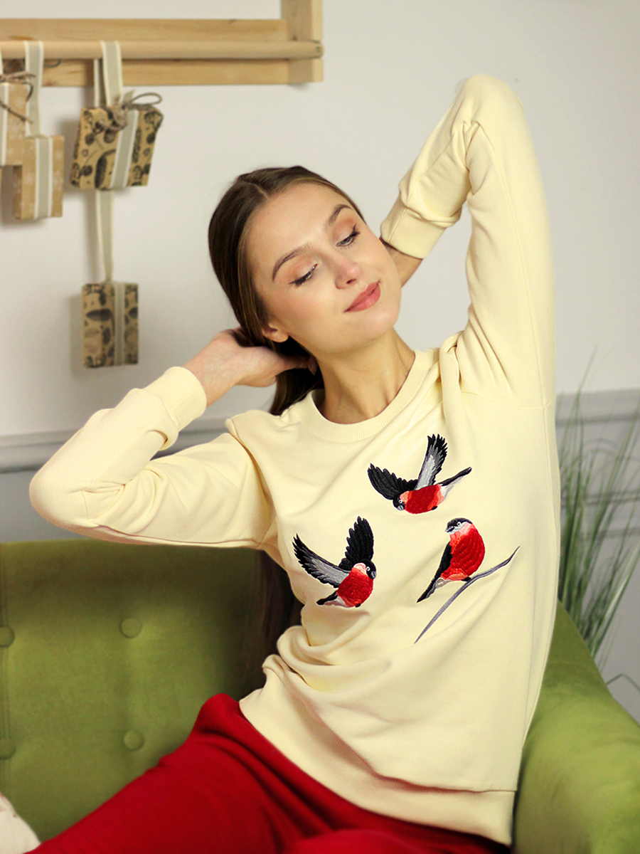 Женский светло-желтый свитшот с вышивкой "Снегири"
