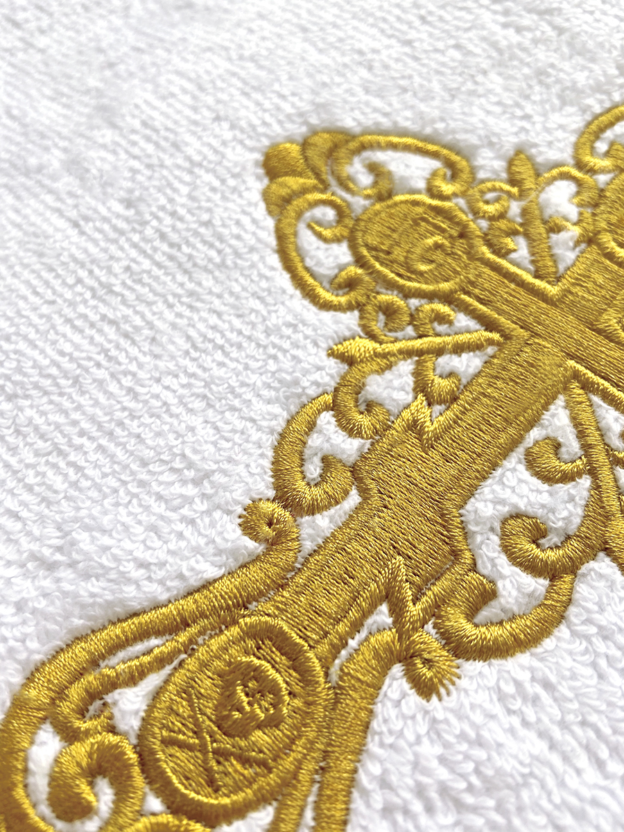 Белое полотенце с вышивкой "Спаси и сохрани"