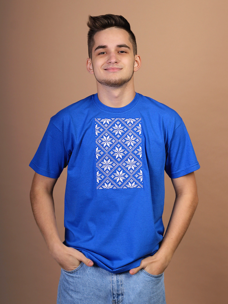 Мужская футболка васильковая с белой вышивкой "Васьмiрог" 