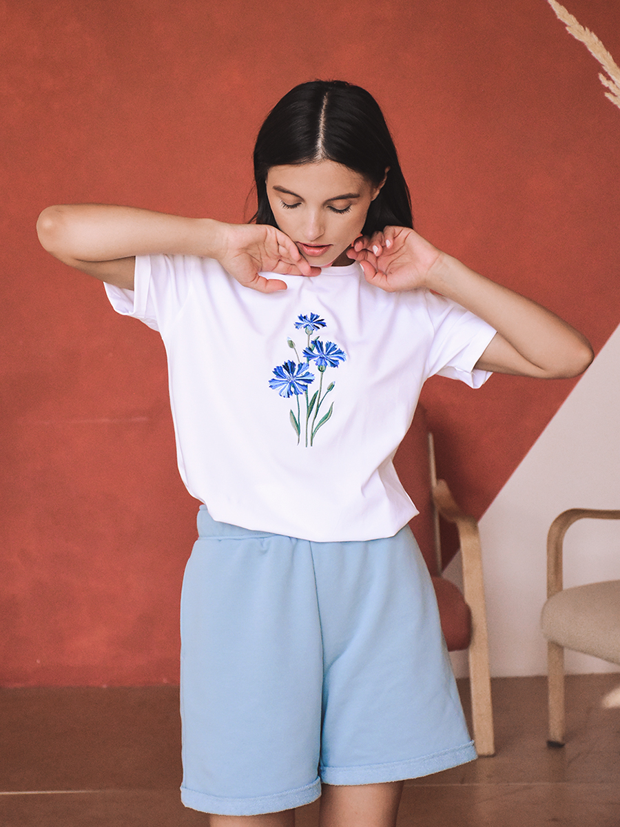 Женская белая футболка оверсайз с вышивкой "Василек"