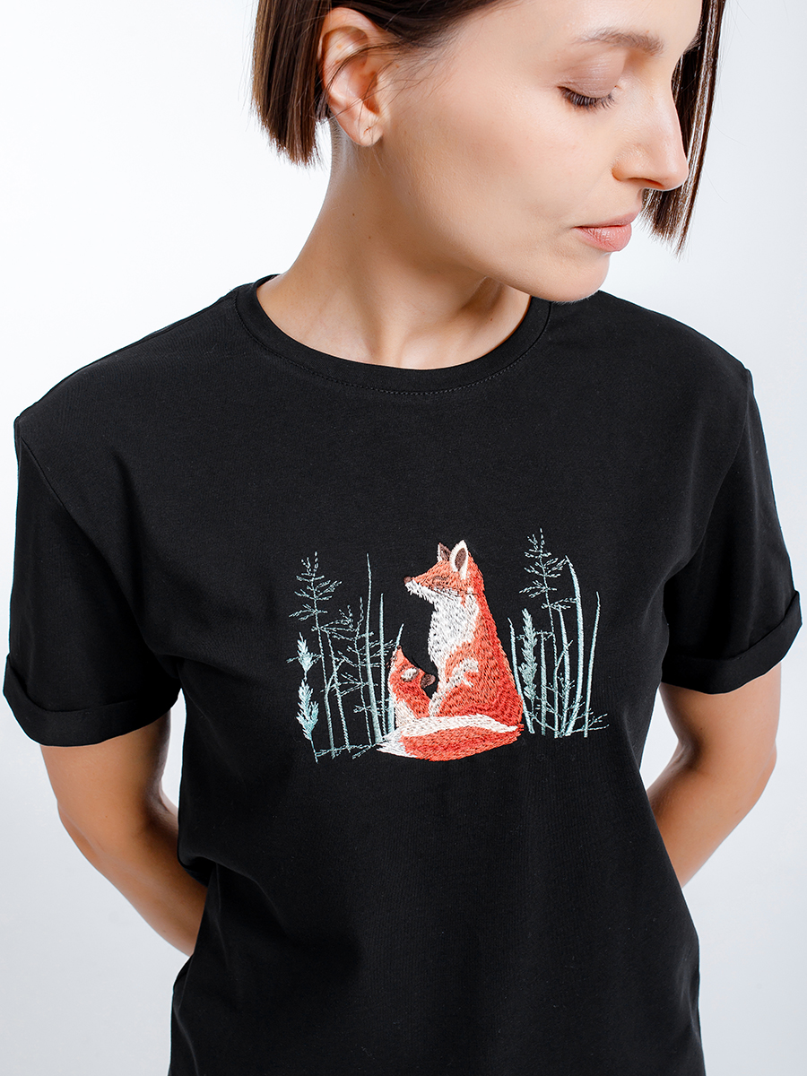 Женская футболка черная оверсайз с вышивкой "Лисички"