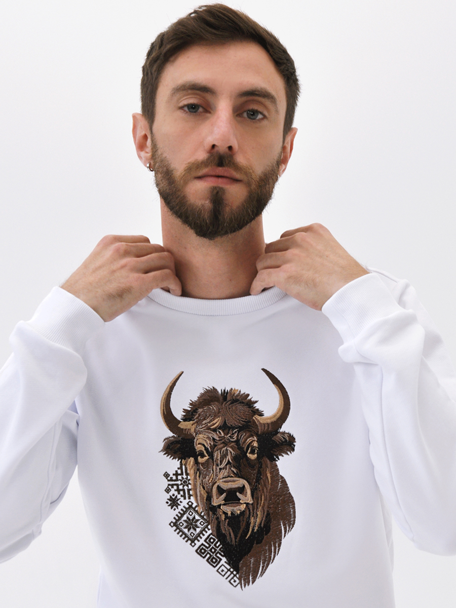 Свитшот мужской белый с вышивкой "Бизон"