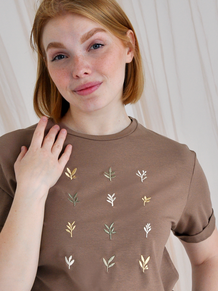 Женская футболка цвета капучино оверсайз с вышивкой "Листопад"
