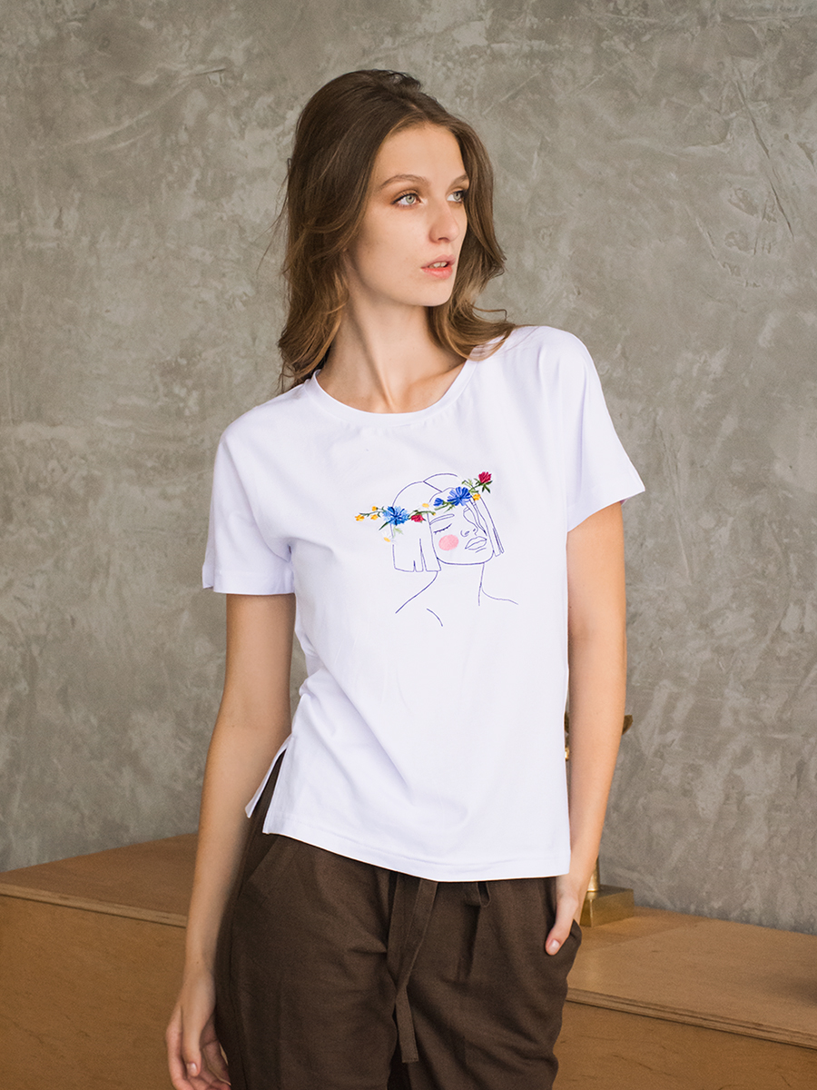 Женская белая футболка со спущенным плечом и разрезами с вышивкой "Девушка с венком"