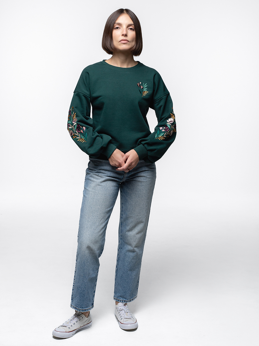 Женский свитшот оверсайз изумрудный с цветочной вышивкой на рукавах