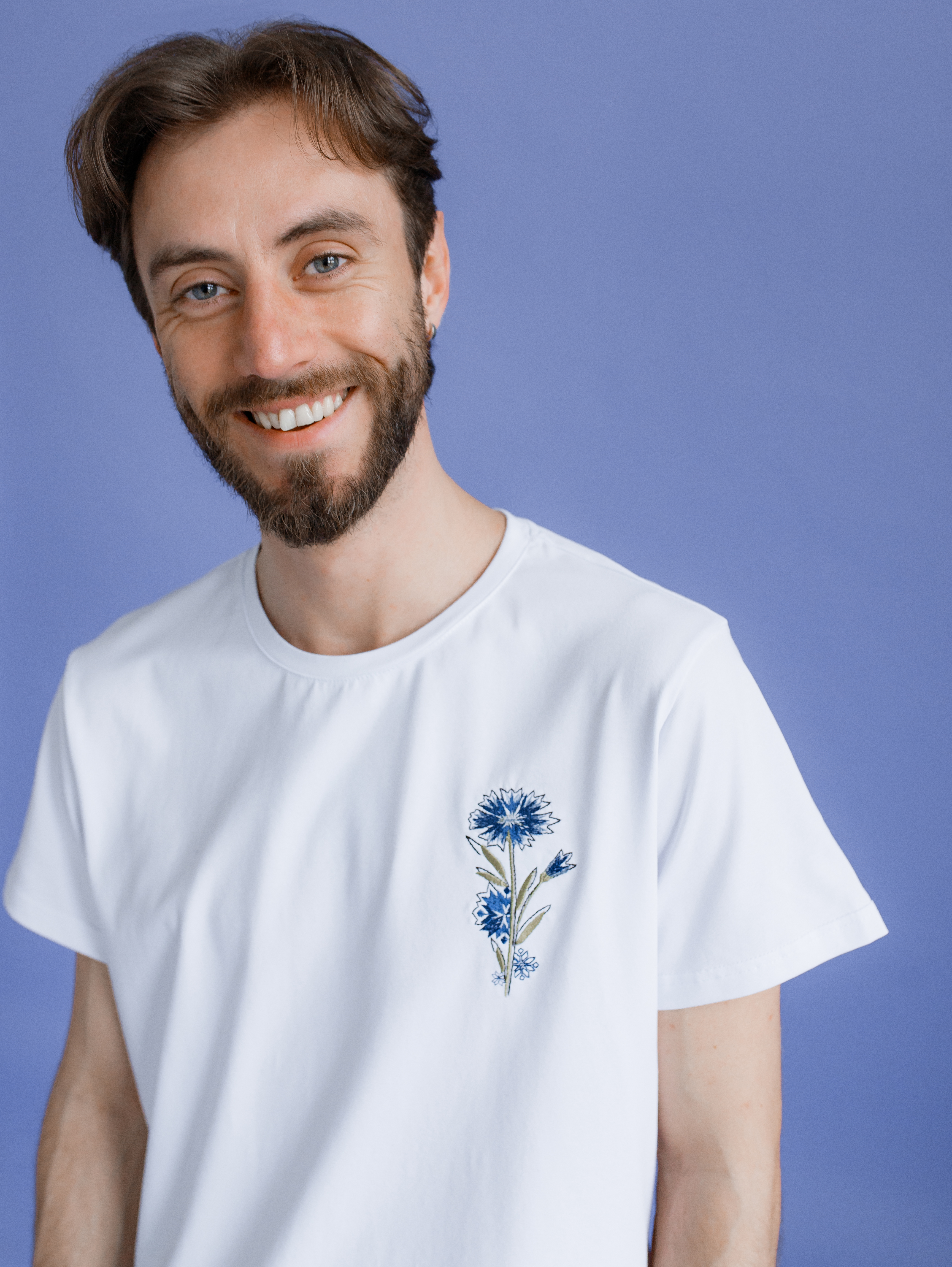 Белая футболка мужская с вышивкой "Василек"