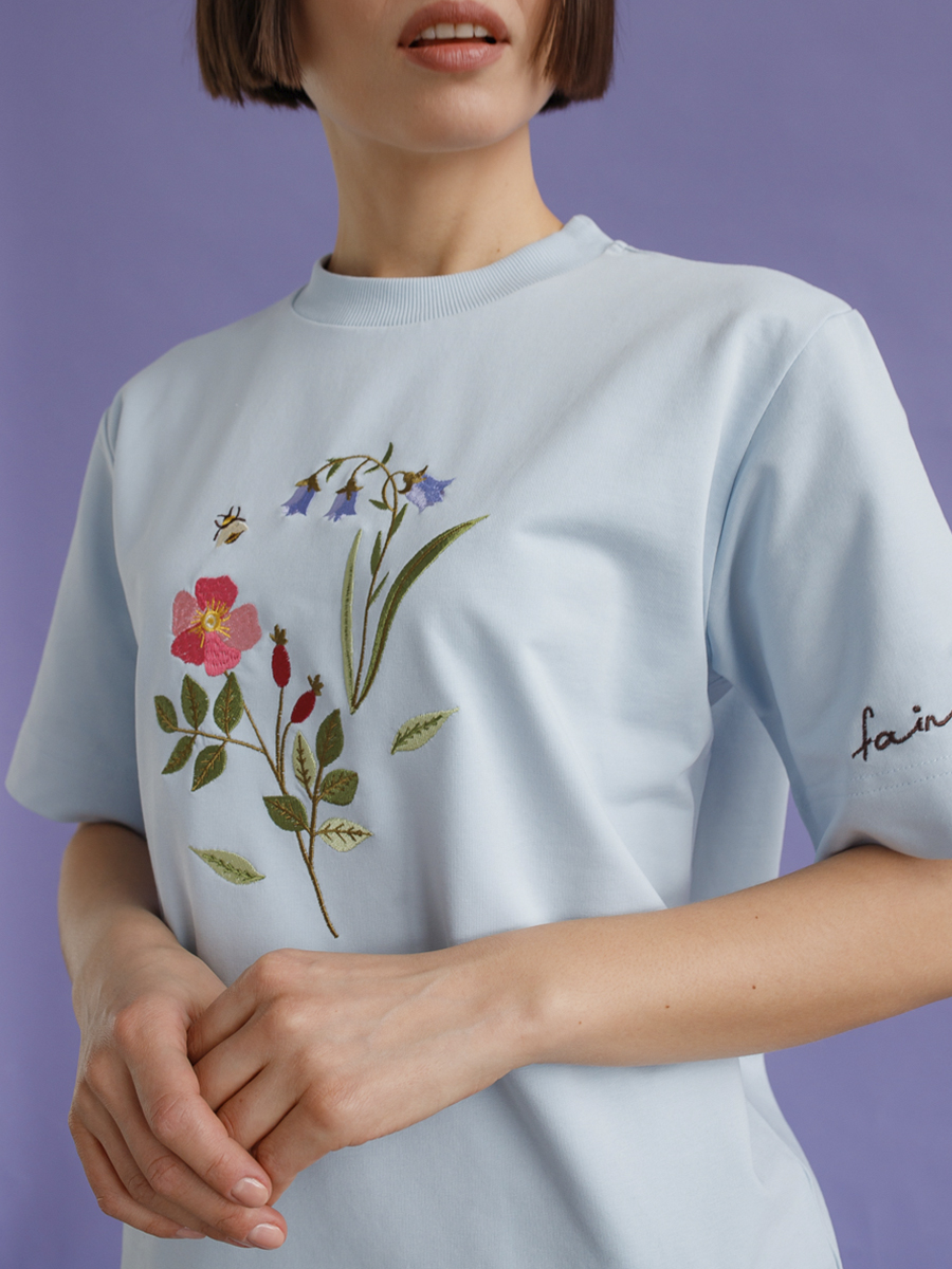 Серо-голубая футболка оверсайз (плотная) с вышивкой «Шиповник»