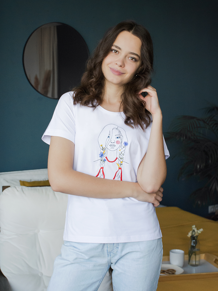 Женская белая футболка со спущенным плечом и разрезами с вышивкой "Девушка с косичками"