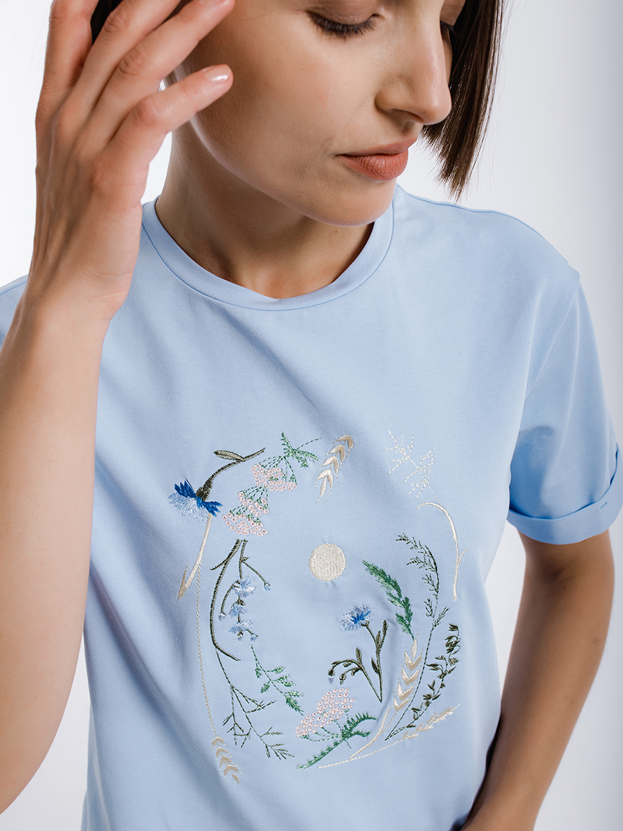 Женская футболка голубая оверсайз с вышивкой "Вальс цветов"