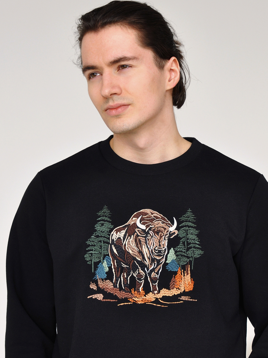 Свитшот мужской черный с вышивкой "Зубр"