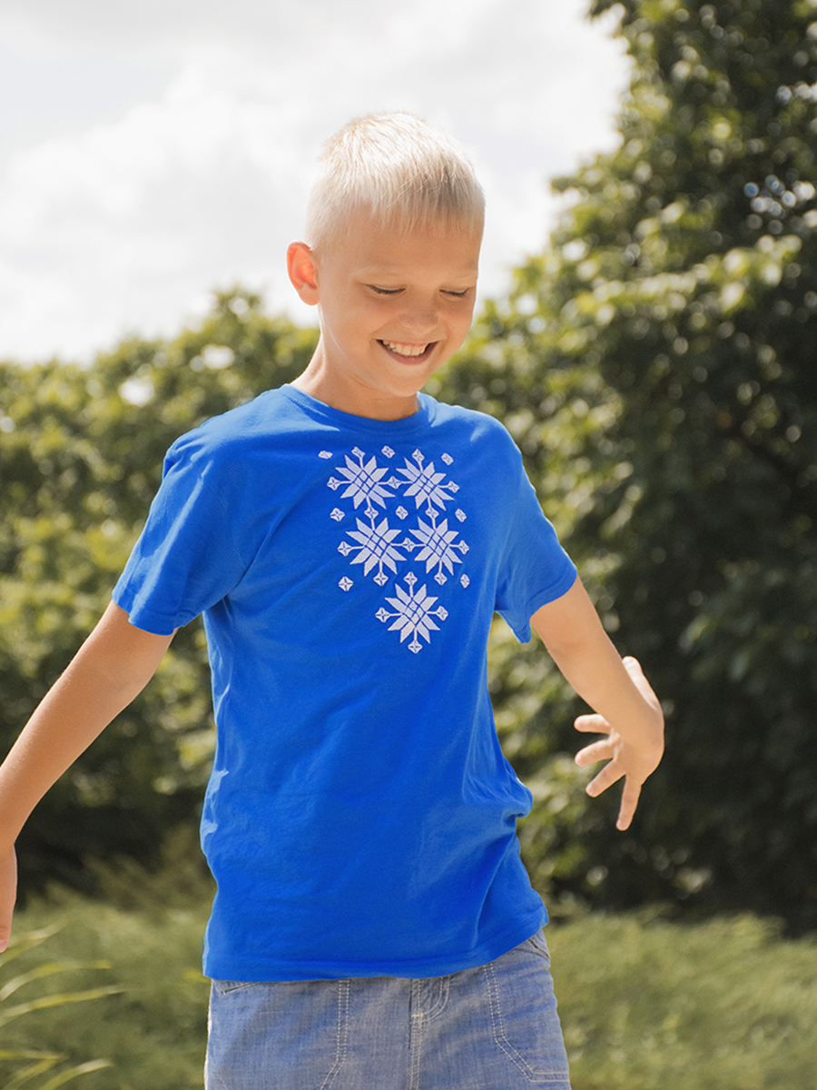 Детская футболка васильковая с белой вышивкой "Жыццё" 