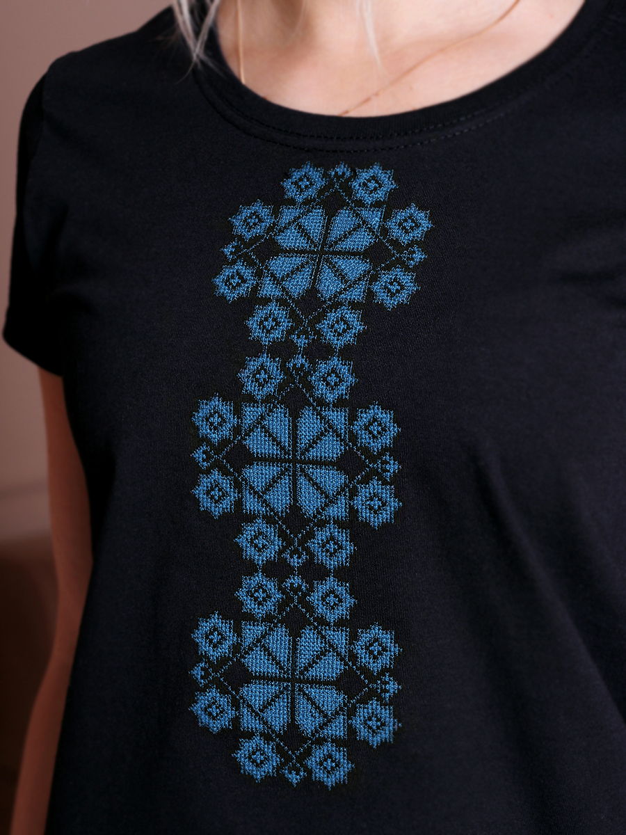 Женская футболка черная с синей вышивкой "Каляды" 