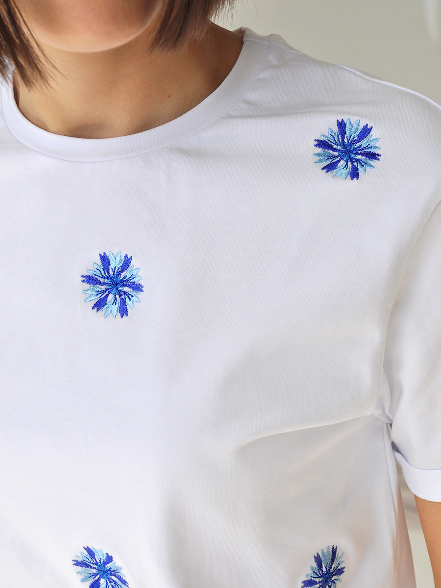 Женская белая футболка оверсайз с вышивкой "Василёчки"