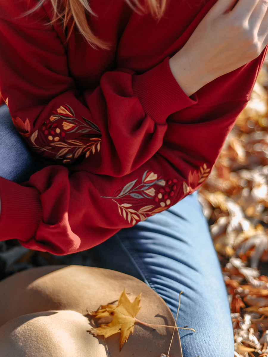 Винный женский свитшот оверсайз с цветочной вышивкой на рукавах