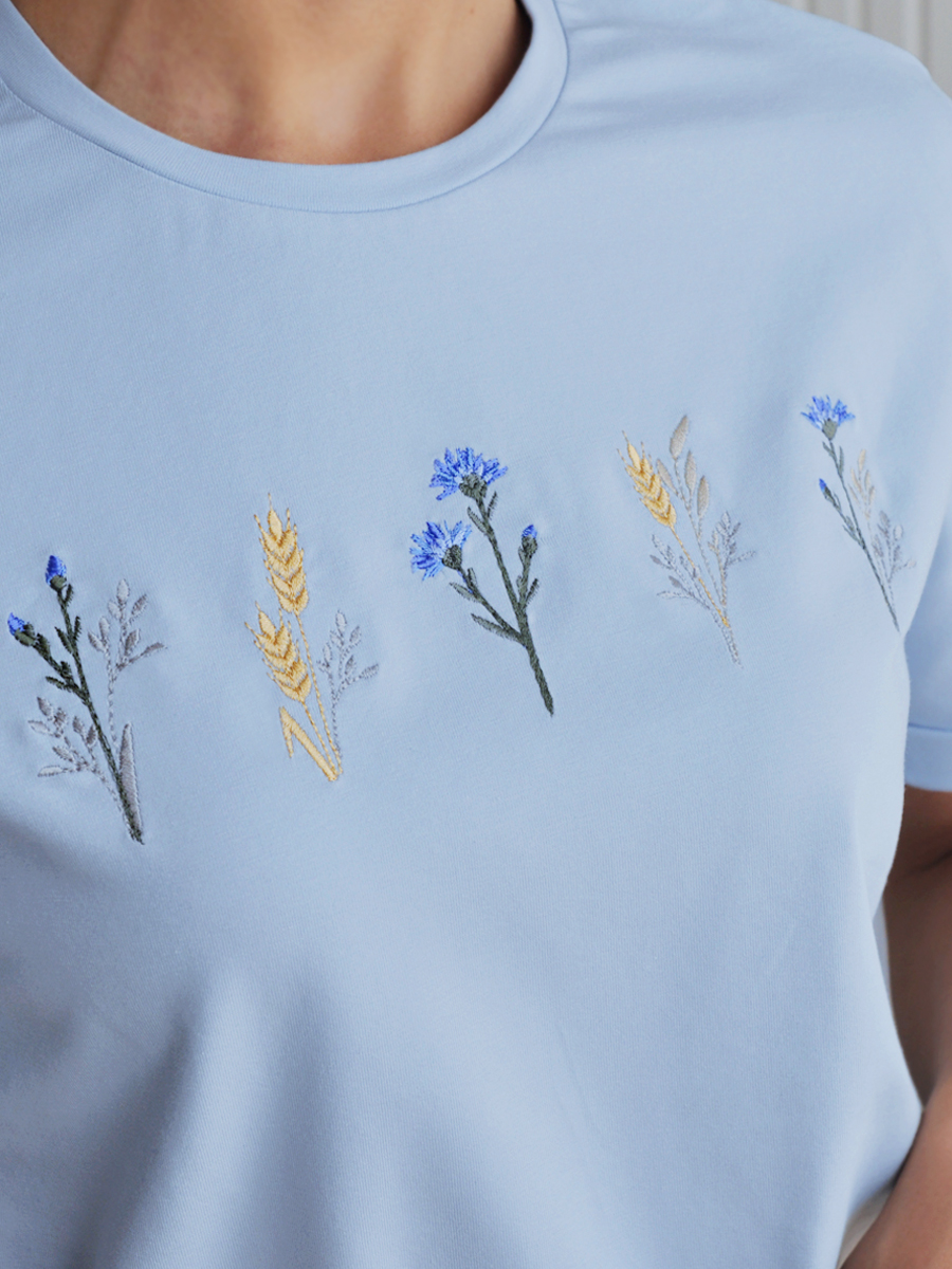 Женская голубая футболка оверсайз с вышивкой "Шёпот полей"