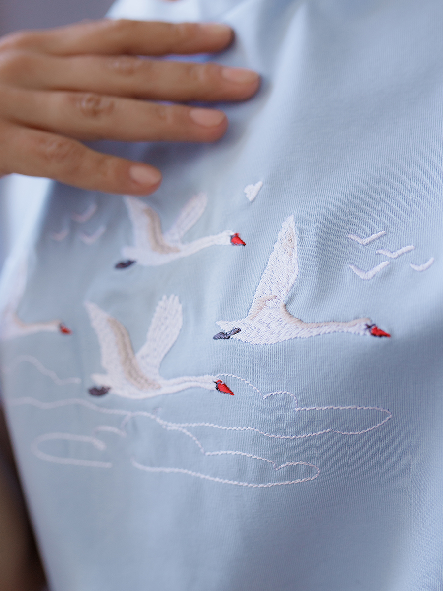 Женская футболка голубая  оверсайз с вышивкой "Лебеди"