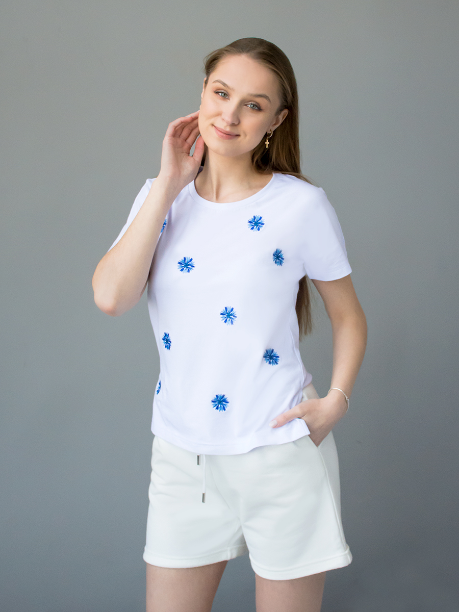 Женская белая футболка со спущенным плечом и разрезами с вышивкой "Василёчки"